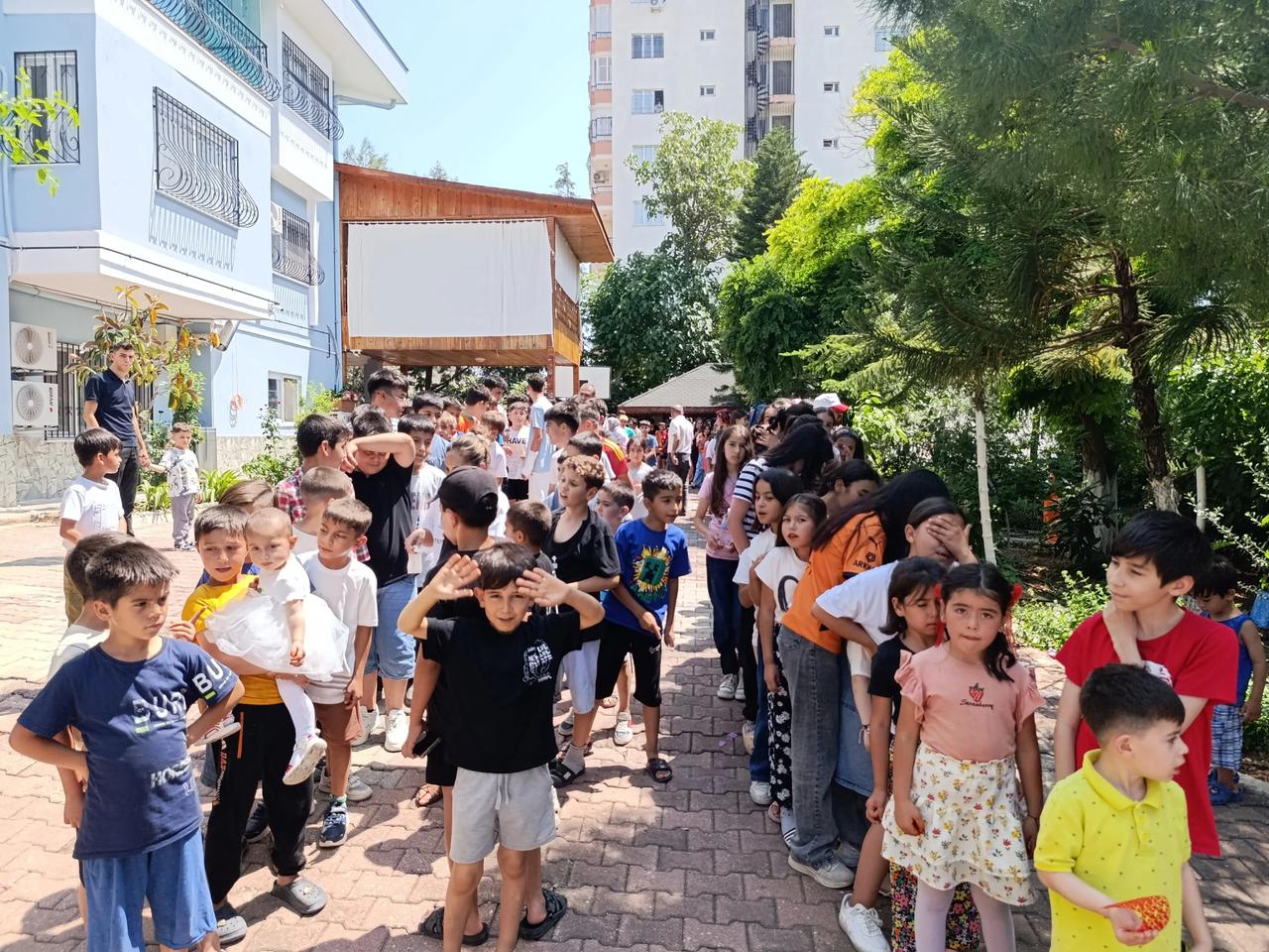 Her bayram mahalledeki çocuklara harçlık dağıtıyorlar