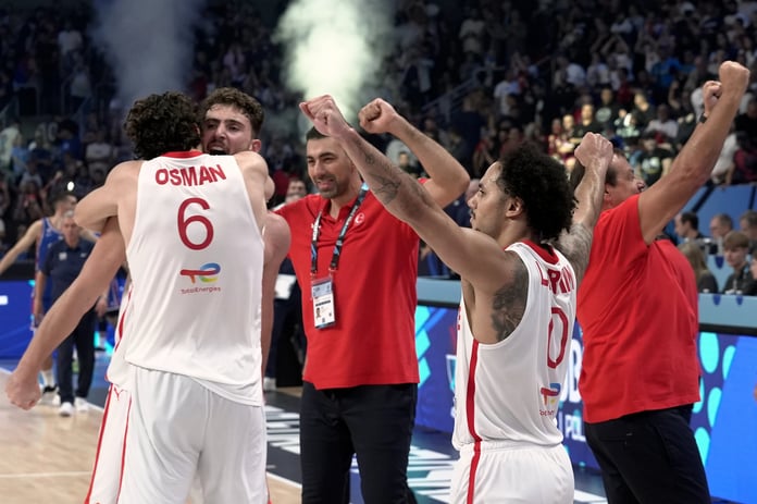 A Milli Erkek Basketbol Takımı, EuroBasket'te fırtınalar estiriyor: Namağlup lider son 16 turunda