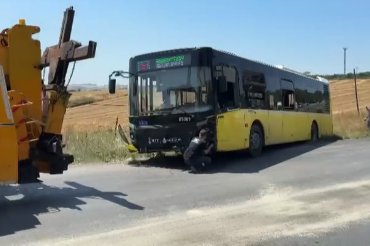 İETT otobüsü ile otomobil kafa kafaya çarpıştı
