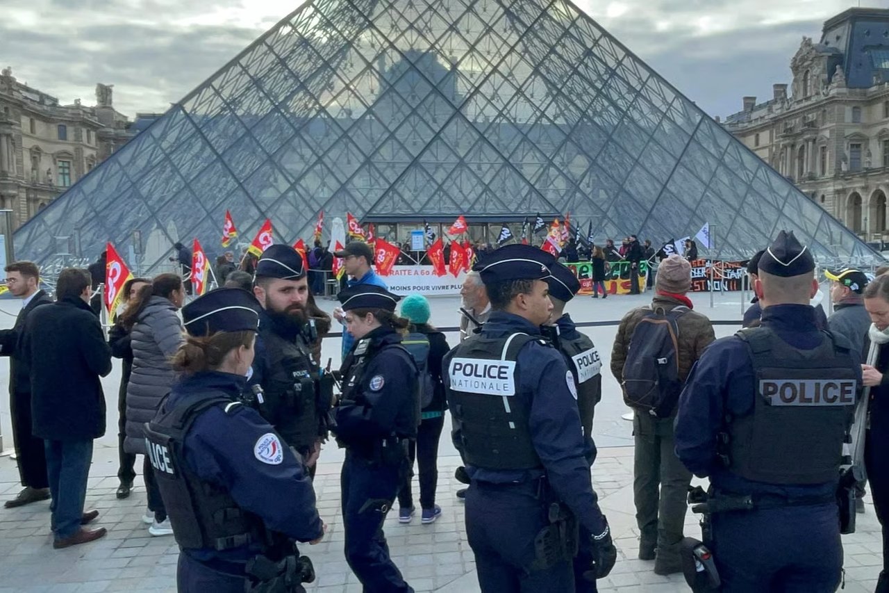 Louvre Müzesi yine kapılarını kapattı