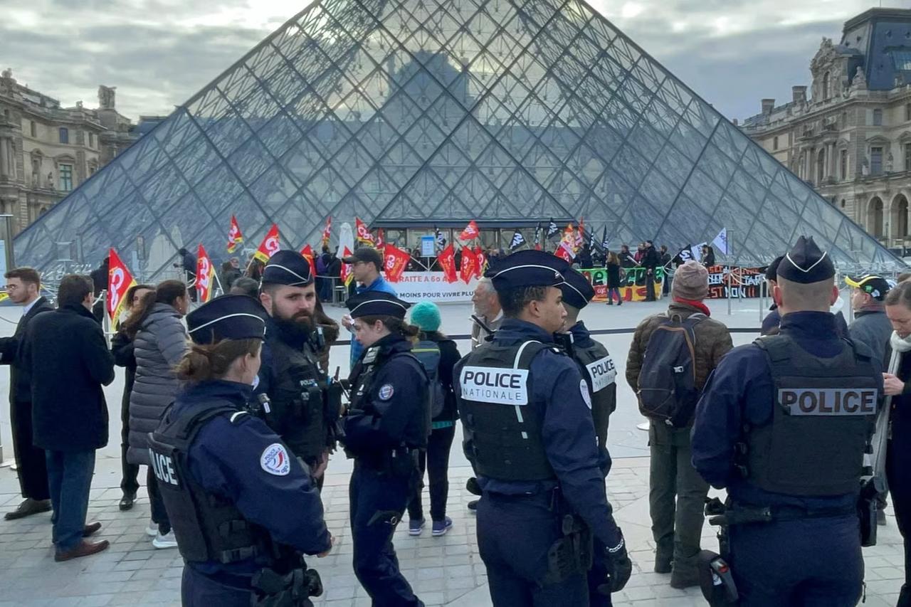Louvre Müzesi yine kapılarını kapattı