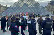 Paris'teki Louvre Müzesi çalışanların grevi nedeniyle yeniden ziyarete kapatıldı