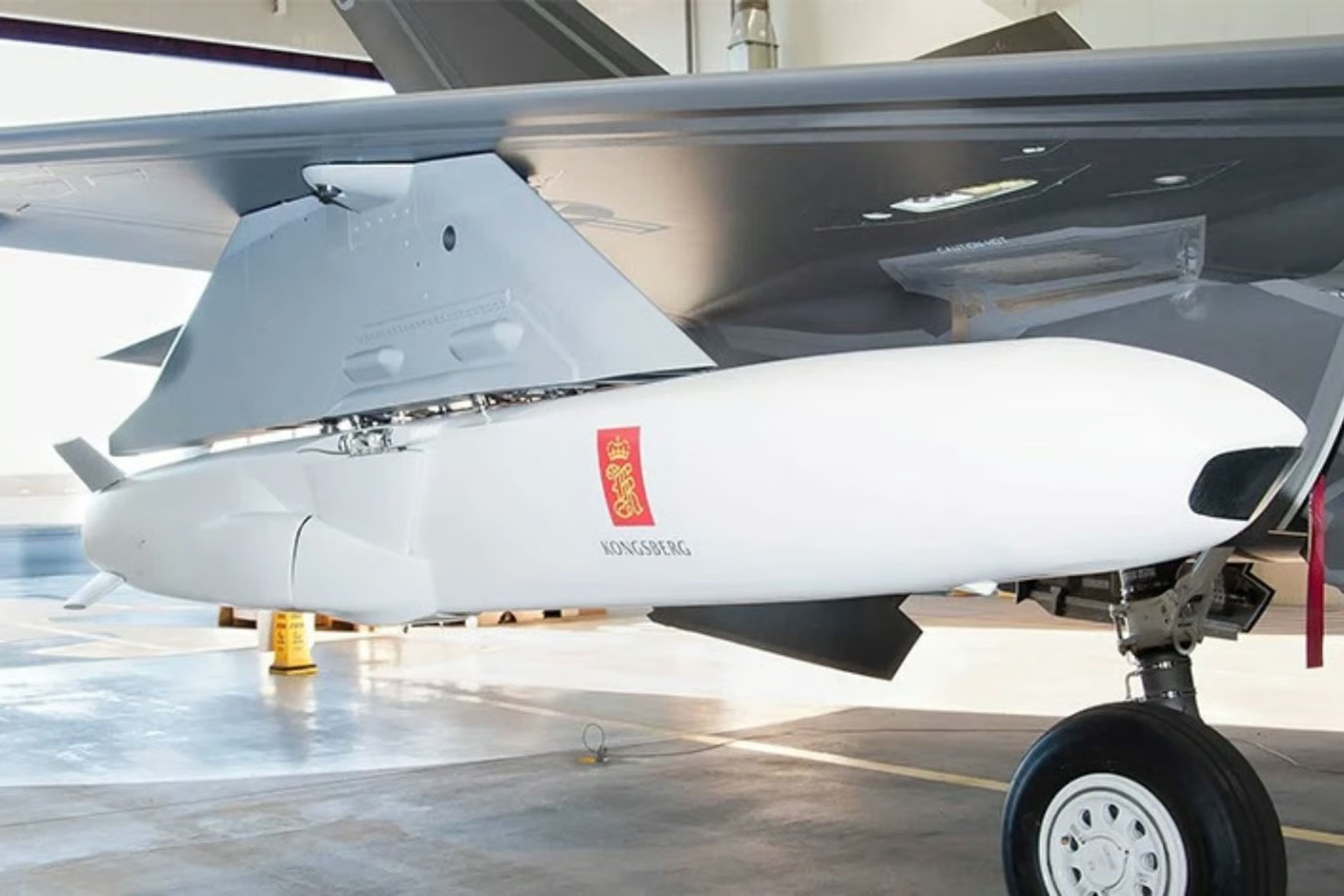 Japonya F-35A savaş uçakları için ilk Joint Strike Missile seyir füzelerini teslim aldı