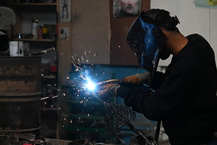 Türk balıkçılığından ilham alan genç sanatçı metal heykellere yöneldi