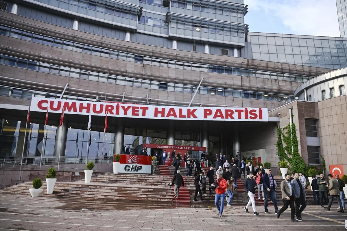 Siyasi liderler, CHP Genel Merkezi'ne gitti.