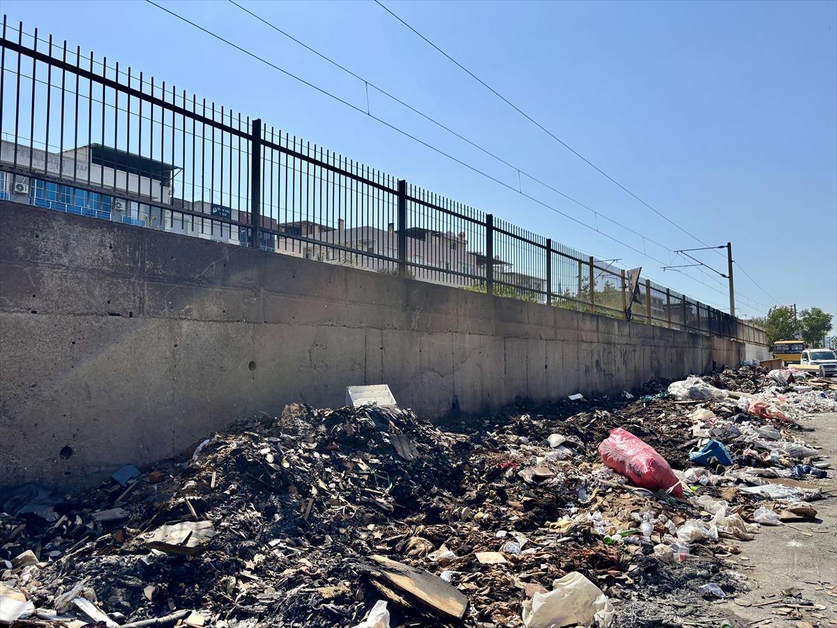 İzmir'de çöp krizi büyüyor: Biriken atıklar ateşe veriliyor