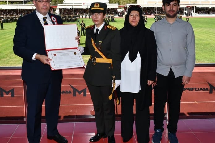 Şehit Ömer Halisdemir'in kızı Teğmen oldu