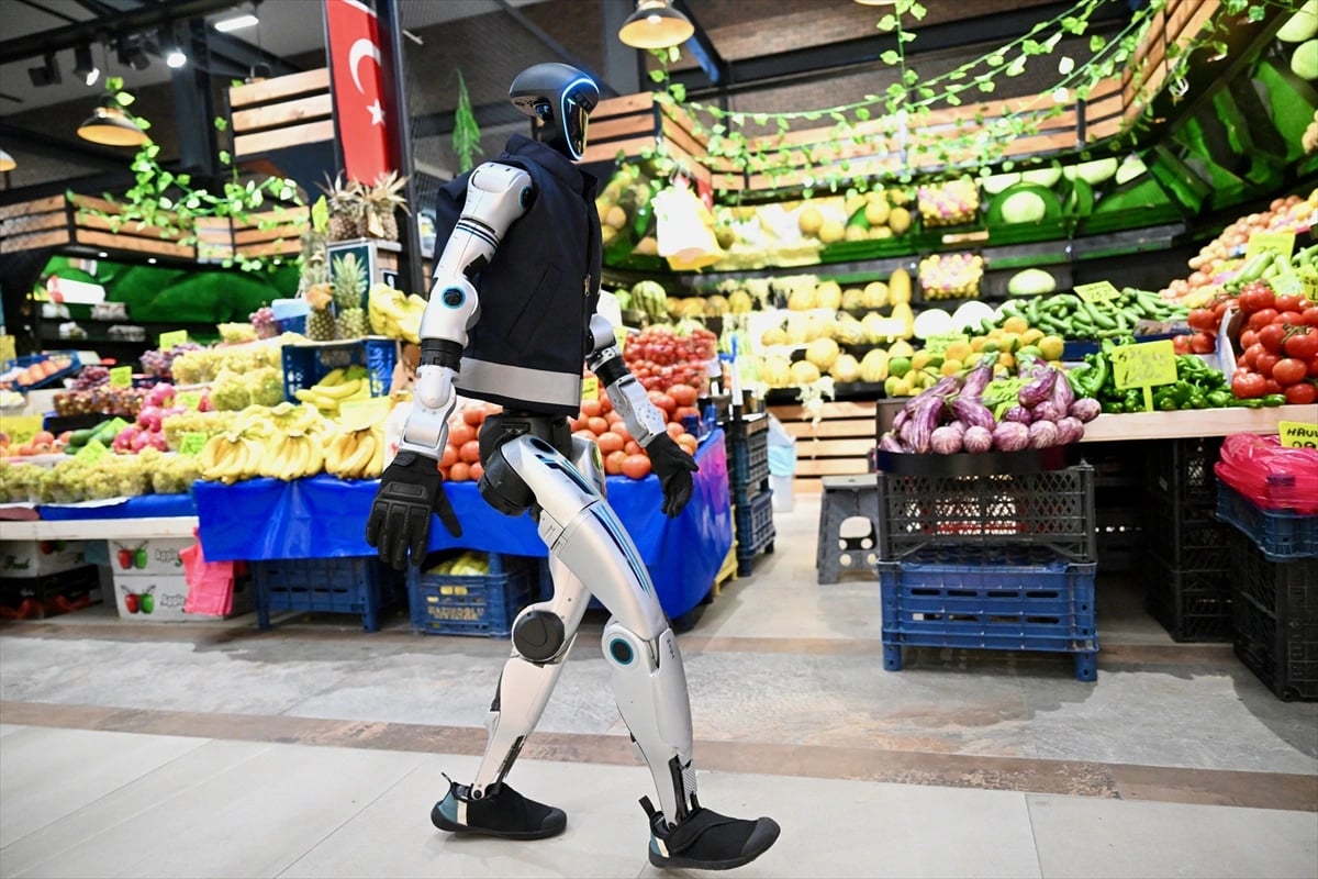 İnsansı robot MEGA, zabıta ekipleriyle denetimde