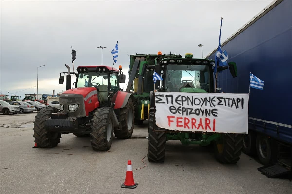 Yunanistan'da çiftçiler ayakta