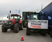 Yunan çiftçilerden 48 saatlik yol kapatma eylemi