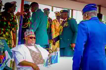 Nijerya Savunma Bakanı Abubakar görevinden ayrıldı