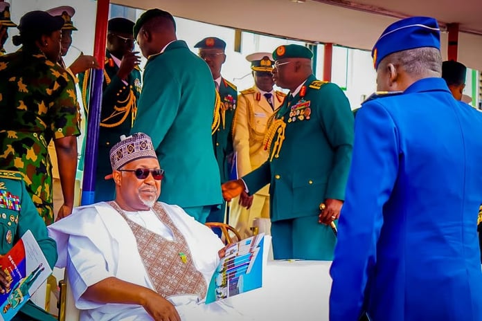 Nijerya Savunma Bakanı Abubakar görevinden ayrıldı