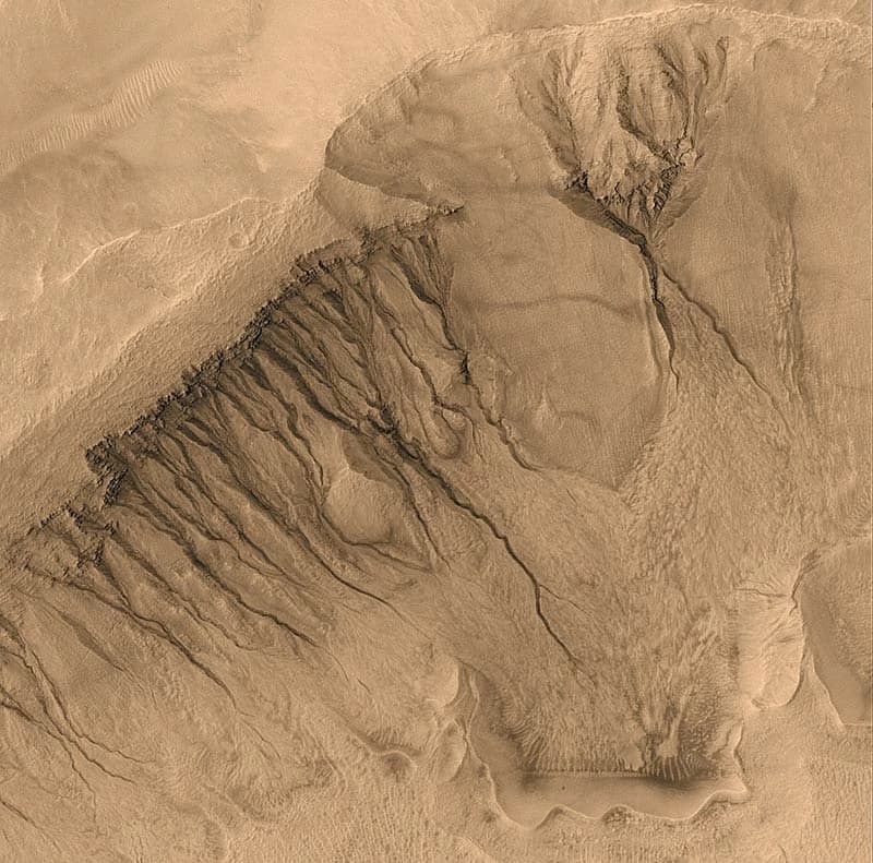 Mars Global Surveyor'dan alınan bu görüntüde, Dünya'dakilere benzer yarıklar görülebiliyor ve bunların Mars yüzeyindeki geçici akan sular tarafından oluşturulduğu düşünülüyor.
