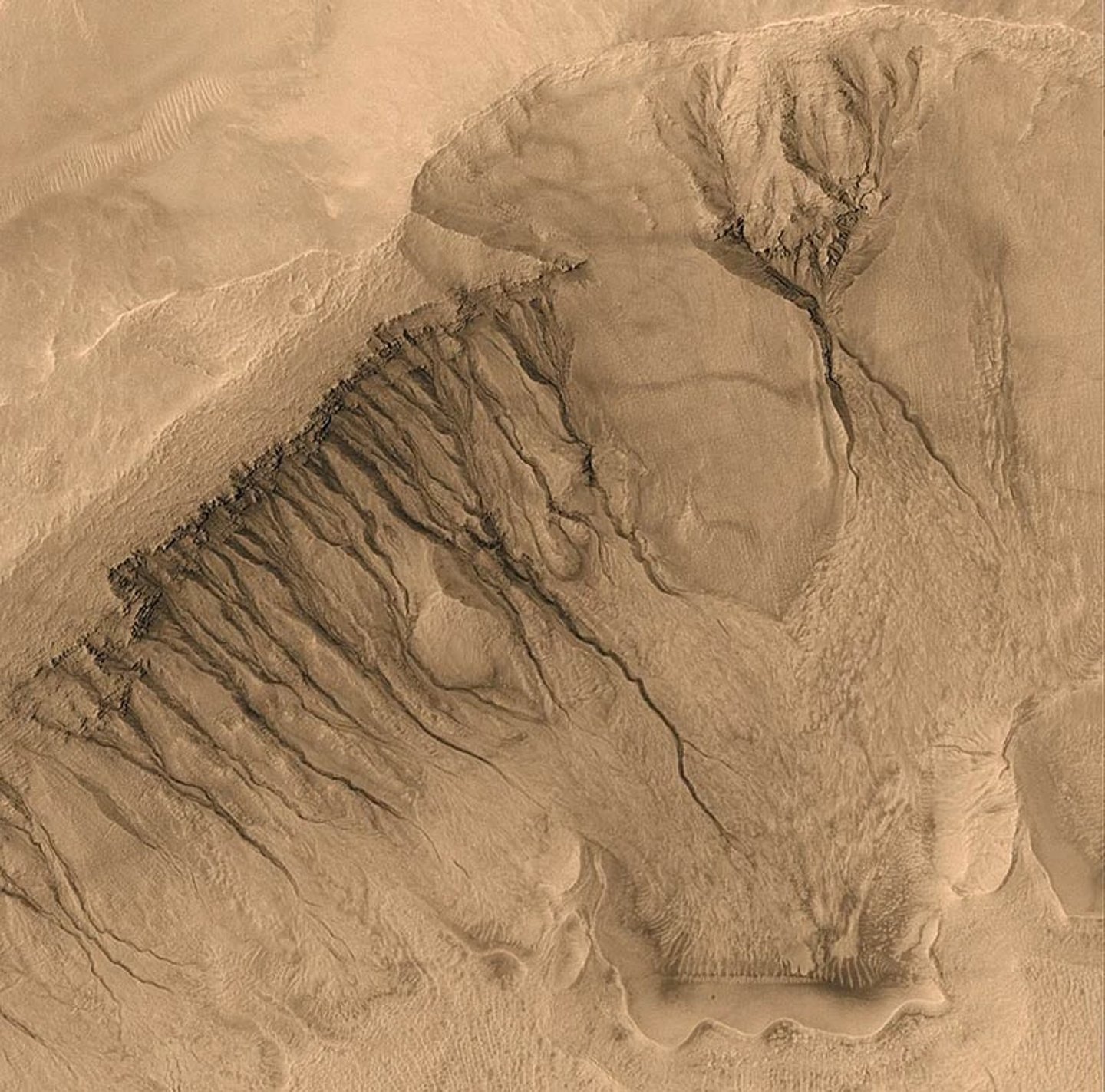 Mars Global Surveyor'dan alınan bu görüntüde, Dünya'dakilere benzer yarıklar görülebiliyor ve bunların Mars yüzeyindeki geçici akan sular tarafından oluşturulduğu düşünülüyor.