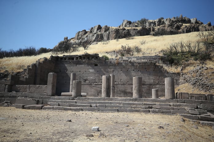 Assos Antik Kenti'nde 3500 yıllık stoa ortaya çıkıyor