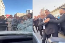 Yolu kapatan düğün konvoyuna tepki gösterince taş ve yumrukların hedefi oldu