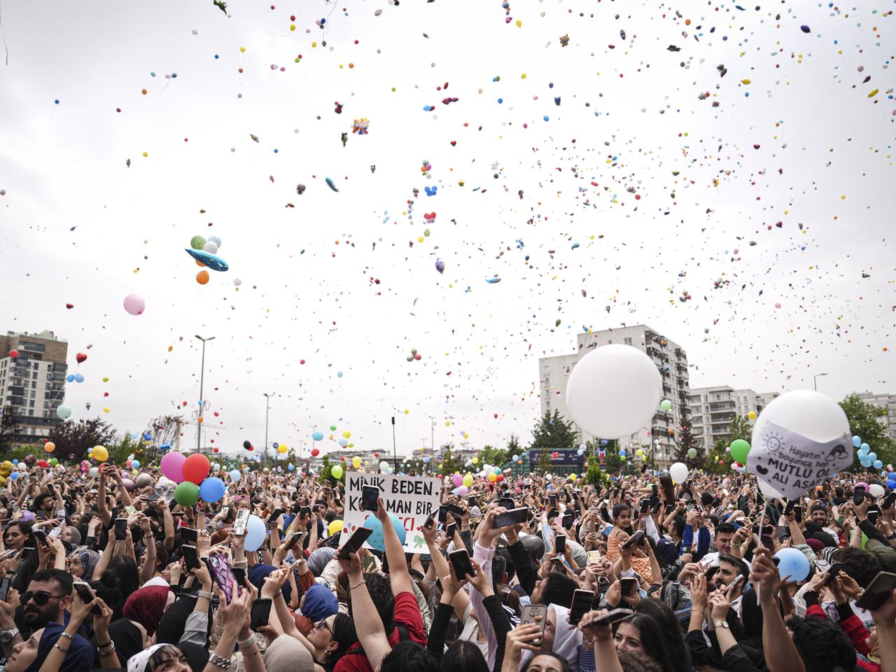 Ali Asaf için binlerce balon gökyüzüne bırakıldı