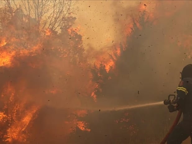 İsrail'de orman yangınları yerleşim yerlerine dayandı