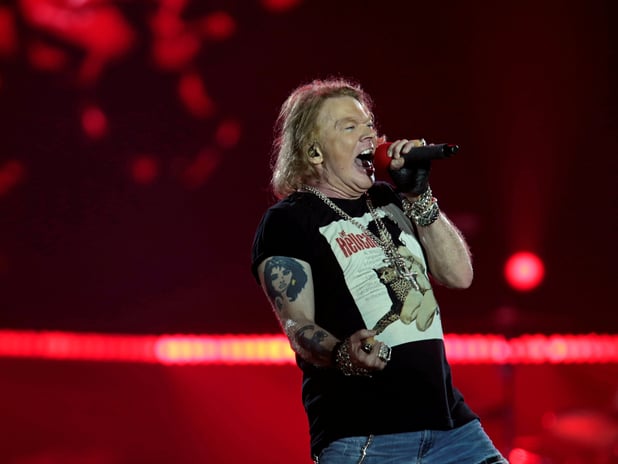 Axl Rose Kolombiya konserinde Filistin bayrağı açtı