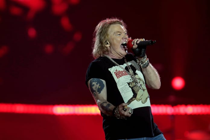 Axl Rose Kolombiya konserinde Filistin bayrağı açtı