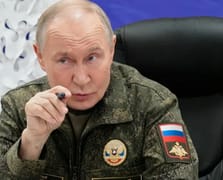 Putin askeri kamuflaj giyip "savaşa devam" mesajı verdi