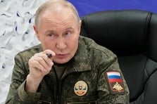 Putin askeri kamuflaj giyip "savaşa devam" mesajı verdi