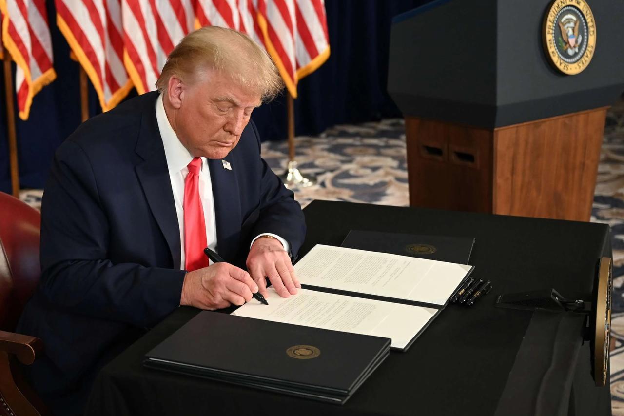 Trump Çin’e yönelik ek gümrük vergilerinin uygulanmasını 90 gün erteledi