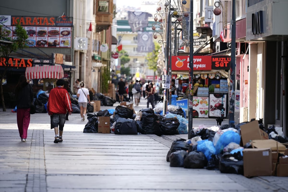 Grevin dördüncü gününde sokaklarda çöp yığınları oluştu