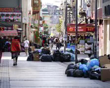 Belediye işçilerinin greve gitmesiyle sokaklarda çöp yığınları oluştu