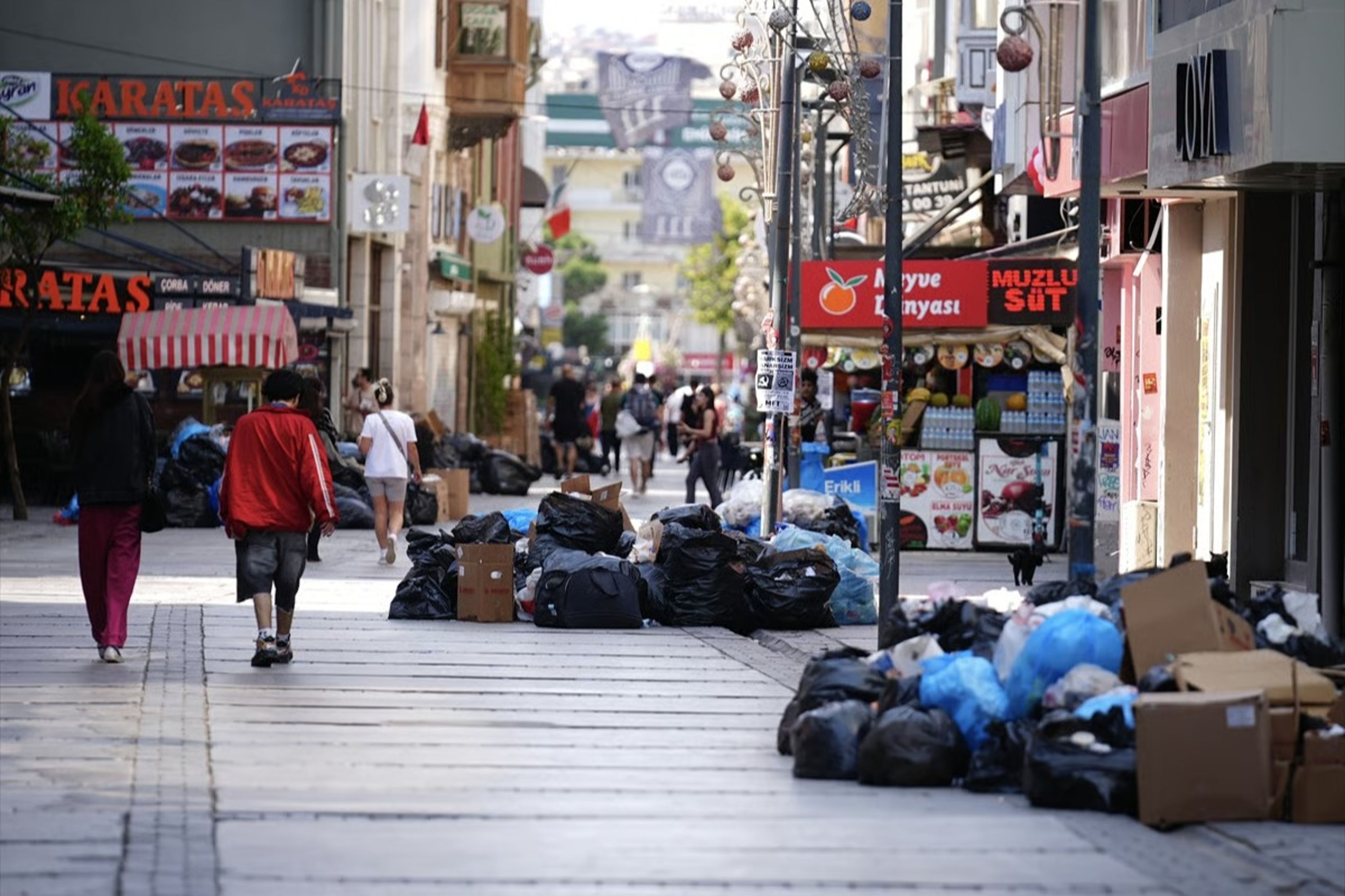 Belediye işçilerinin greve gitmesiyle sokaklarda çöp yığınları oluştu