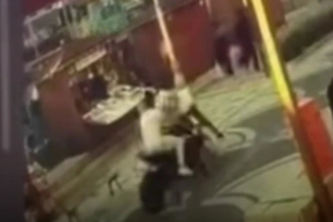 Yasak caddede kaza: Motosikletin çarptığı çocuk yaralandı