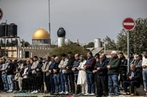 İsrail Mescid-i Aksa'da Cuma namazı kılınmasını engelledi