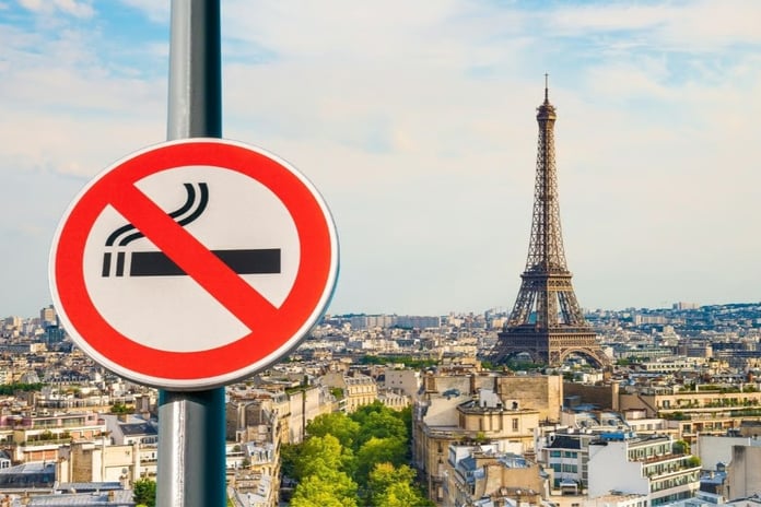 Fransa'da açık alanlarda sigara yasağı yürürlüğe girdi