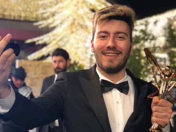 Enes Batur 16 milyonluk YouTube kanalını kapattı