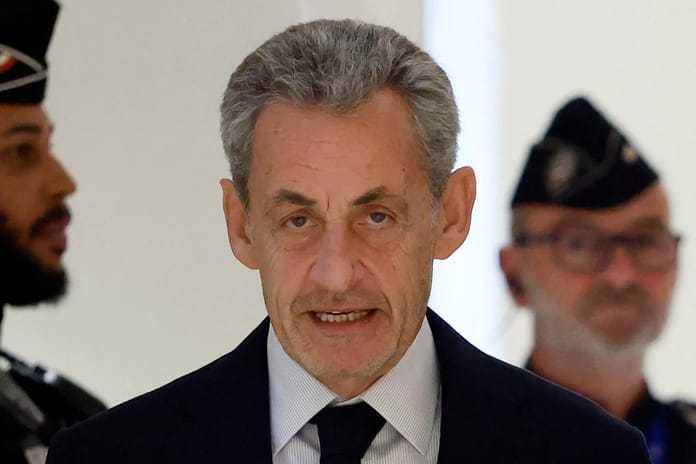 Sarkozy cezaevi şartlarından şikayetçi: "Çok zor koşullarda yaşıyorum"