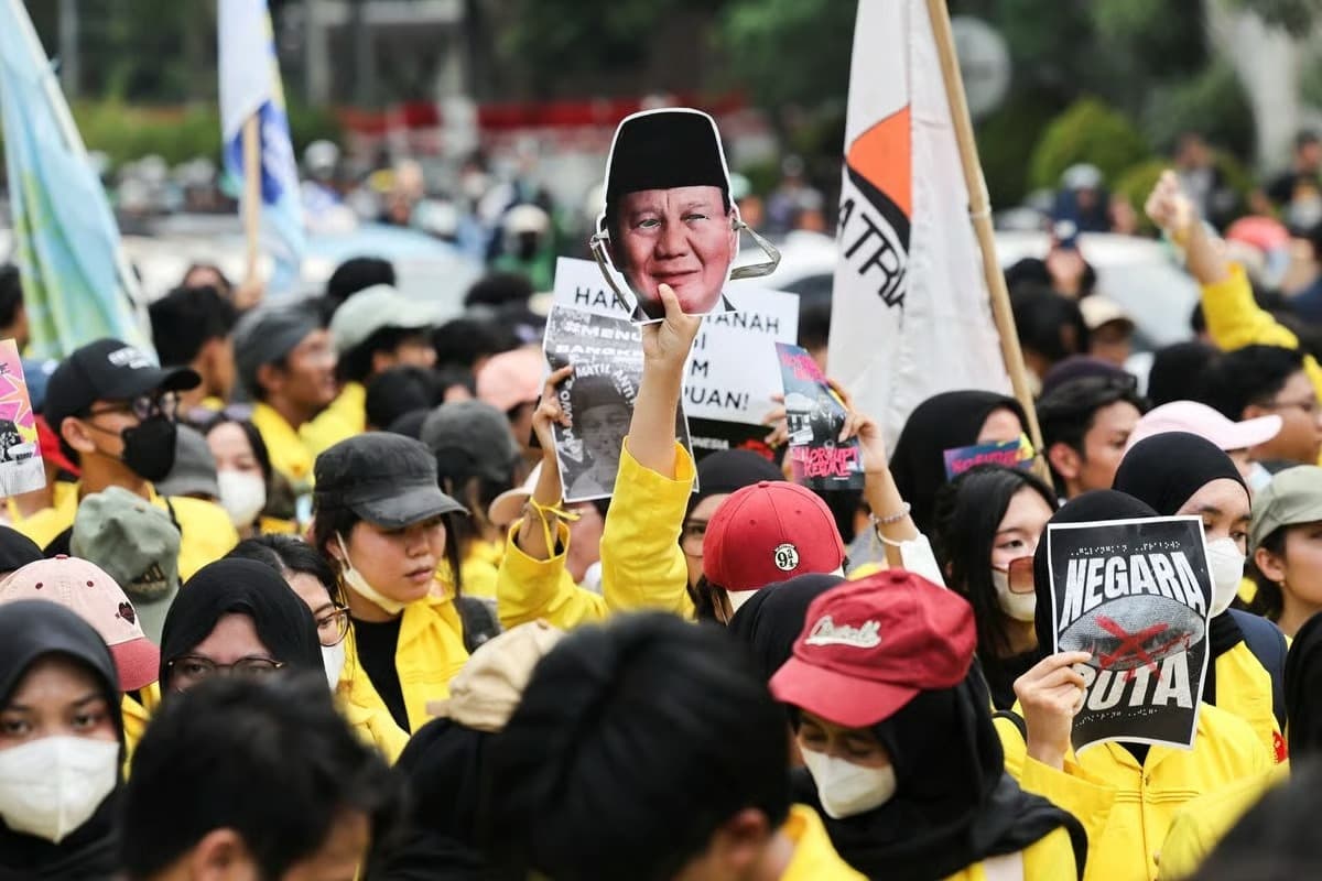 Endonezya'da öğrenciler Prabowo hükümetine karşı sokakta
