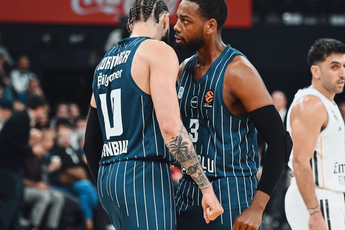 Anadolu Efes, Avrupa'da 500. galibiyet için Valencia deplasmanında