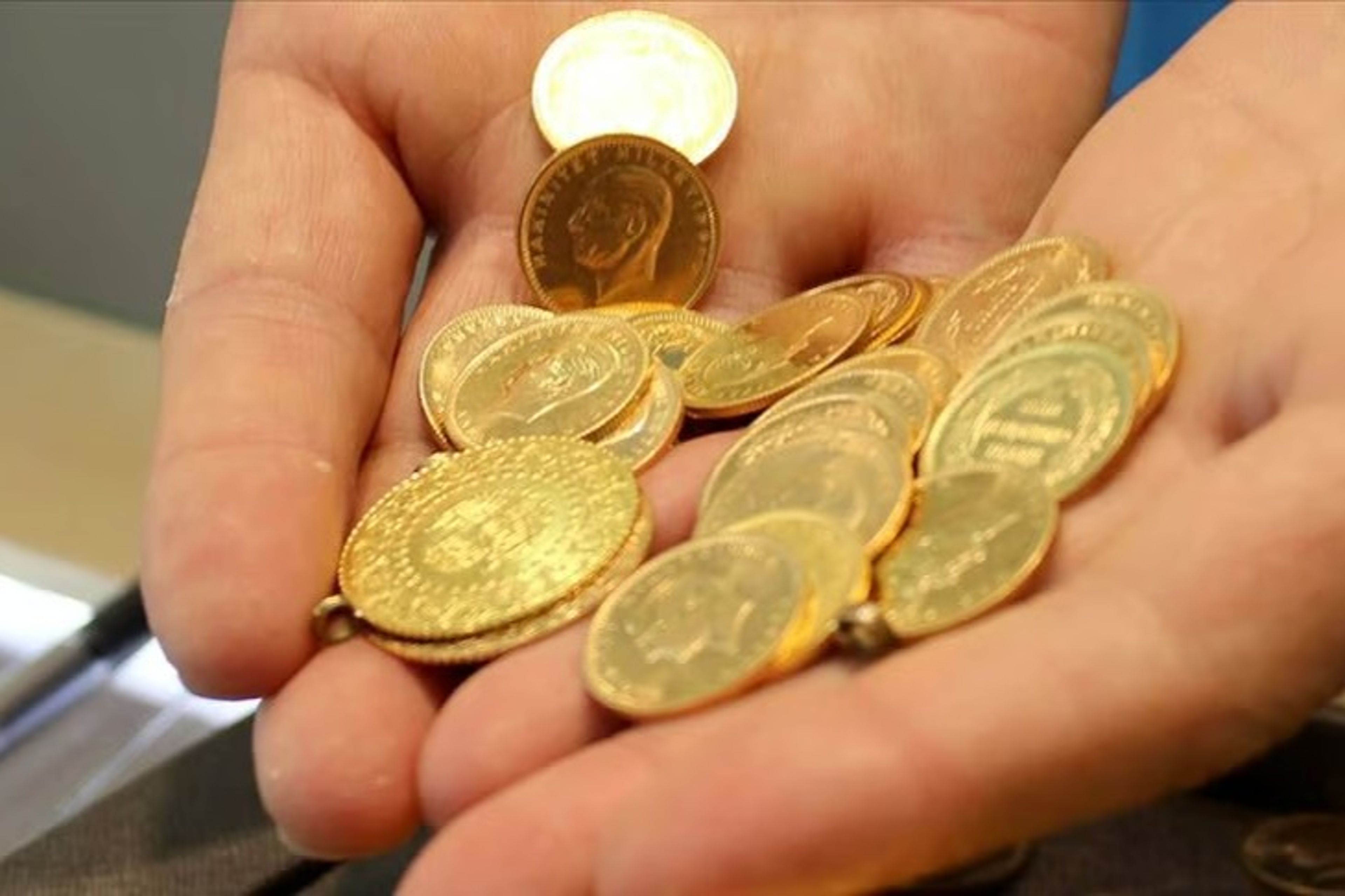 Altında yön değişti: Yüksek faiz beklentisi ve güçlü dolar piyasaları altüst etti! İşte güncel altın fiyatlarında son durum