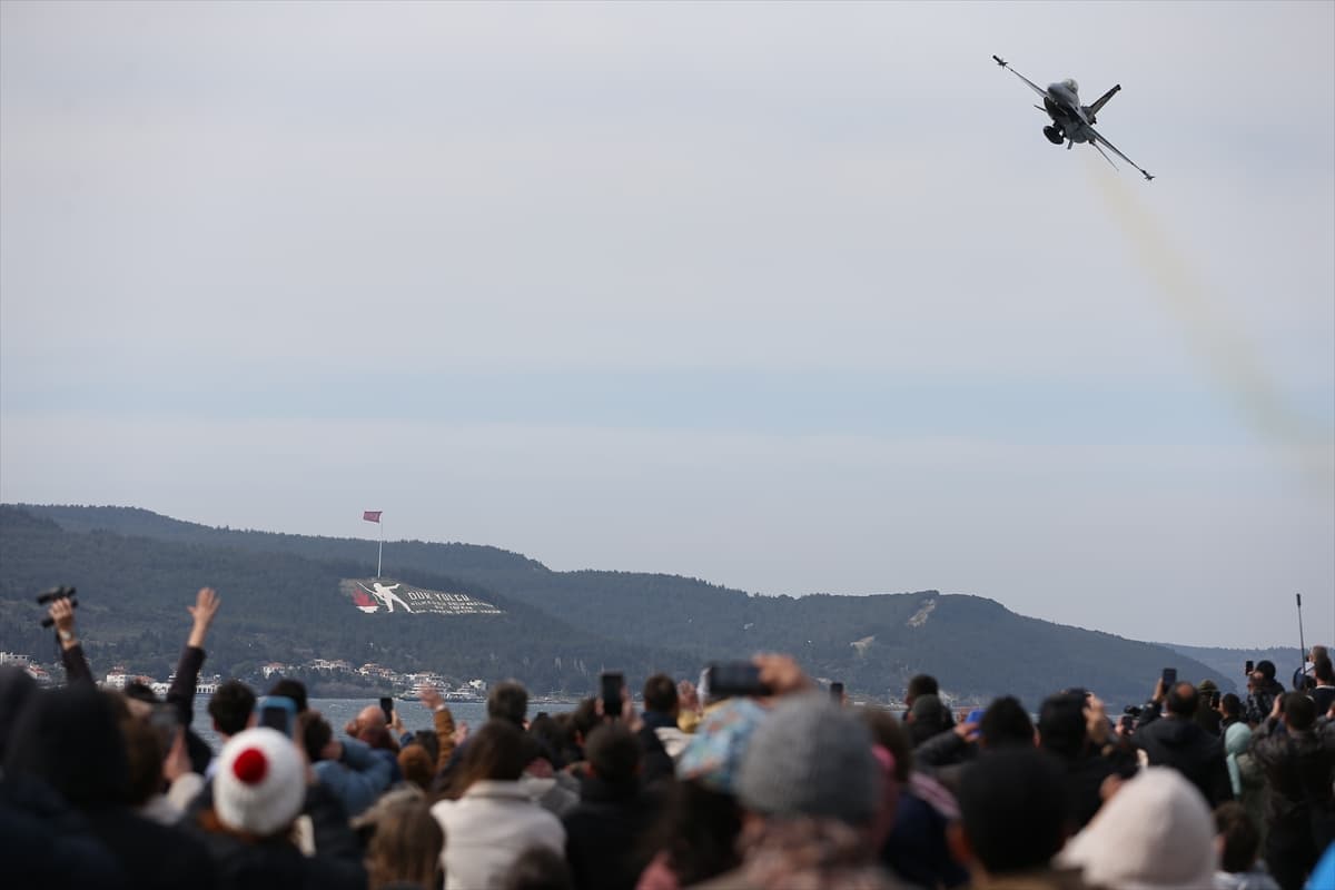 Çanakkale semalarında gurur tablosu: SOLOTÜRK gösteri uçuşu yaptı