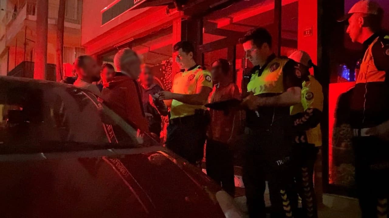 Ehliyetsiz ve alkollü sürücü ile yanındaki arkadaşları, polise zor anlar yaşattı
