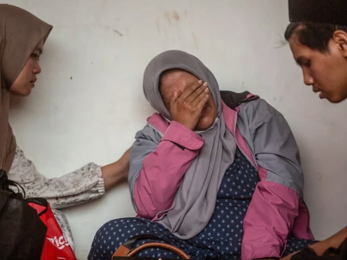 Endonezya'da yıkılan okulda arama kurtarma çalışmaları devam ediyor