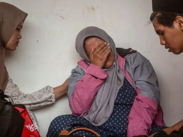 Endonezya'da yıkılan okulda arama kurtarma çalışmaları devam ediyor