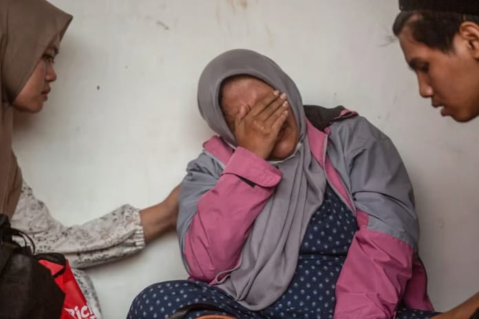 Endonezya'da yıkılan okulda arama kurtarma çalışmaları devam ediyor