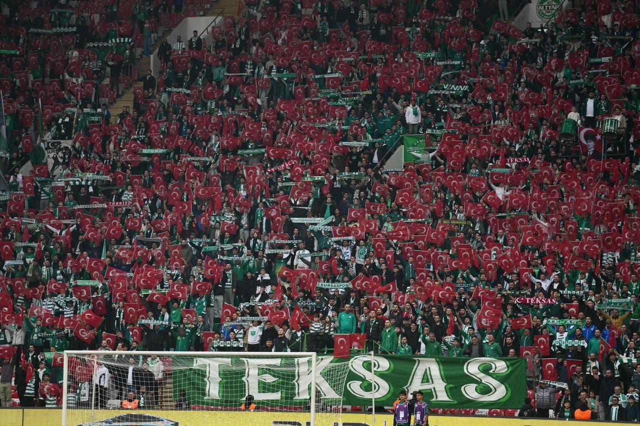 Tribünlerde 40 bin kişilik destek