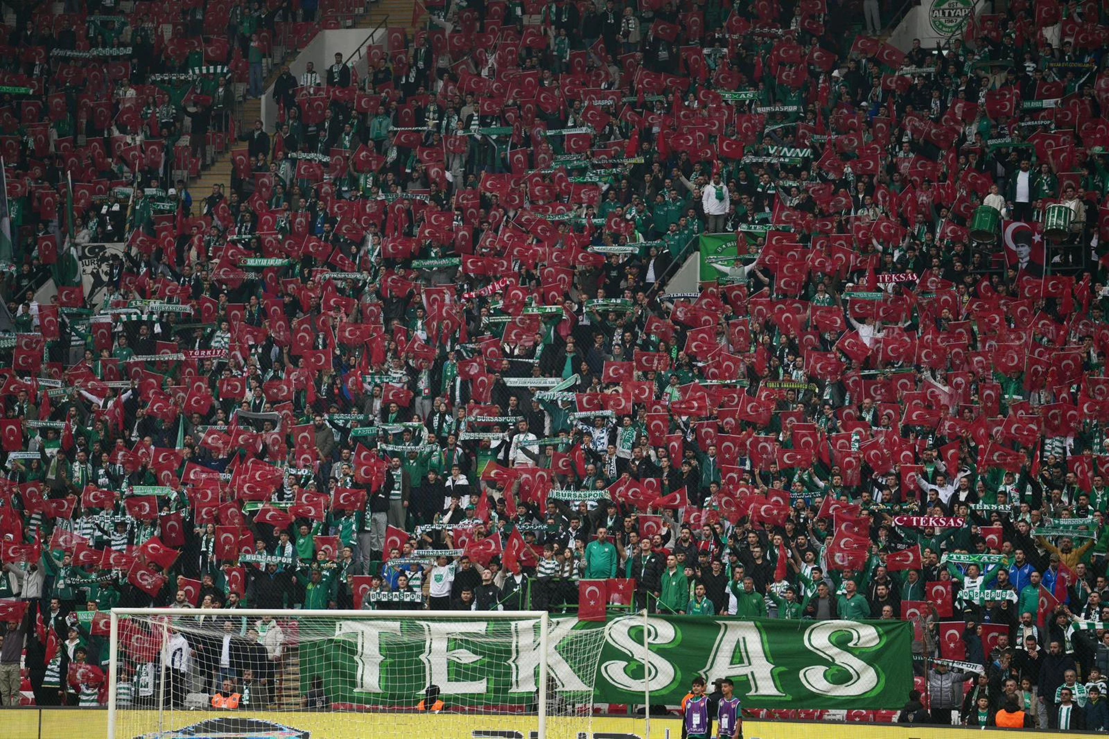 Tribünlerde 40 bin kişilik destek
