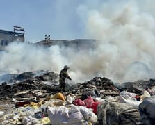 İzmir'de çöp krizi büyüyor: Biriken atıklar ateşe veriliyor