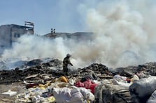 İzmir'de çöp krizi büyüyor: Biriken atıklar ateşe veriliyor