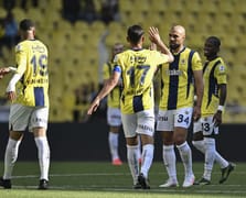 Fenerbahçe sezonu galibiyetle kapattı: Kadıköy'de hem gol hem de istifa sesleri yükseldi