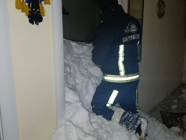 Van'da çığ felaketi! 1 ölü, 22 ev tahliye