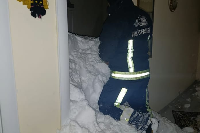 Van'da çığ felaketi! 1 ölü, 22 ev tahliye